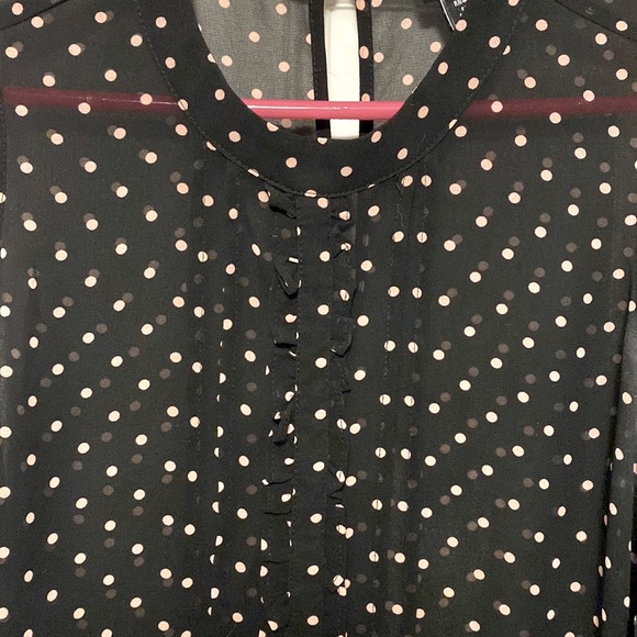 Size 1X Black Sleeveless Blouse with Pink Polka Dots - Picture 4 of 6